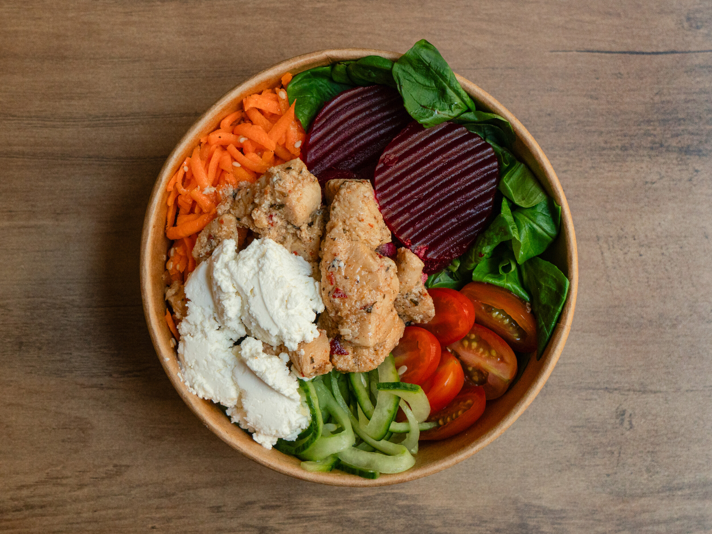 Proteinreiche Honig-Chili Hähnchen Bowl mit Roter Bete, Feta und Feldsalat bei Mames Bowls & Wraps. Auch glutenfrei erhältlich.